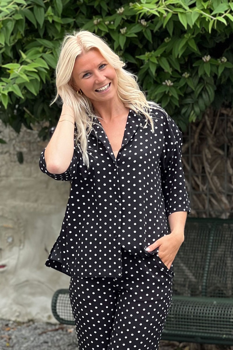Loved By Lykke Bluse Ly Smilla Ss Shirt Black Small White Dots
