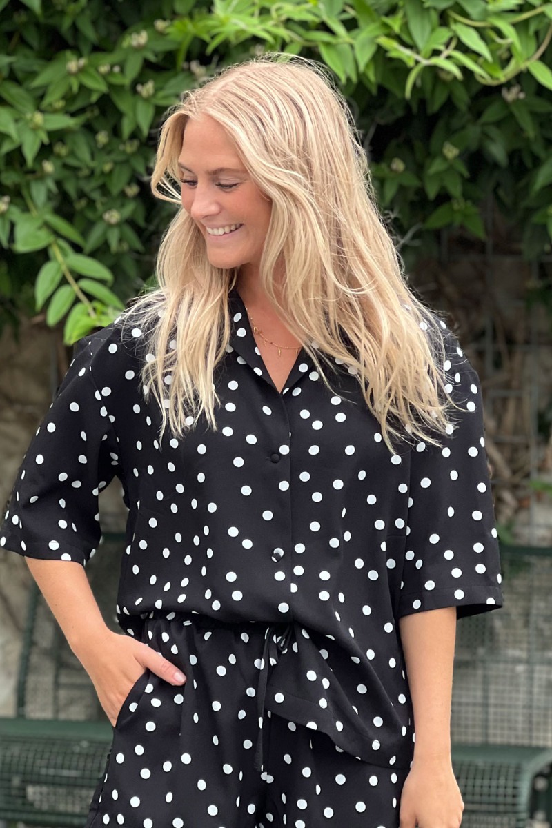 Loved By Lykke Bluse Ly Smilla Ss Shirt Black White Dots