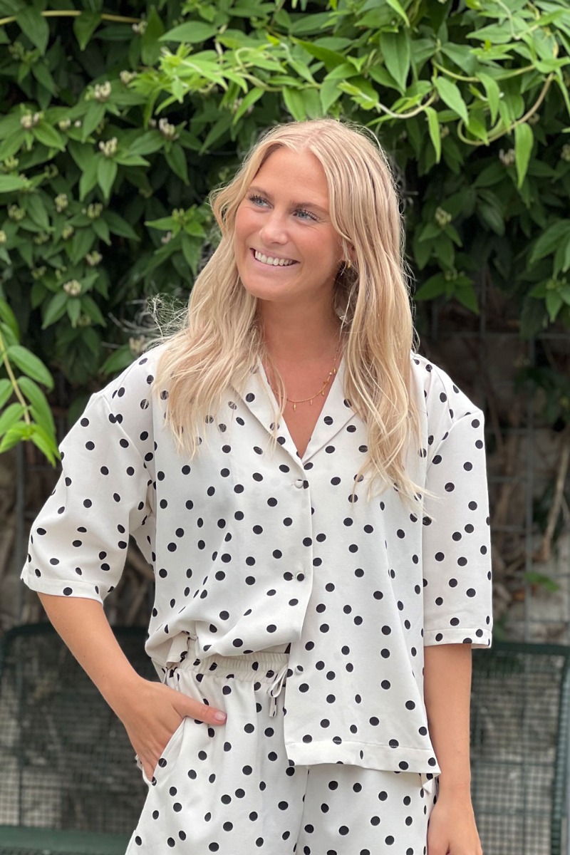 Loved By Lykke Bluse Ly Smilla Ss Shirt Créme Black Dots