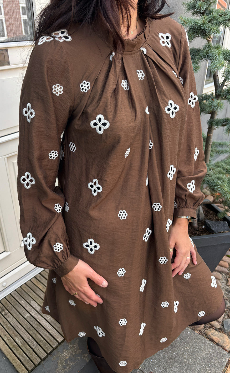 Say Ina Copenhagen Kjole Hazel Dark Brown    White Embroidery
