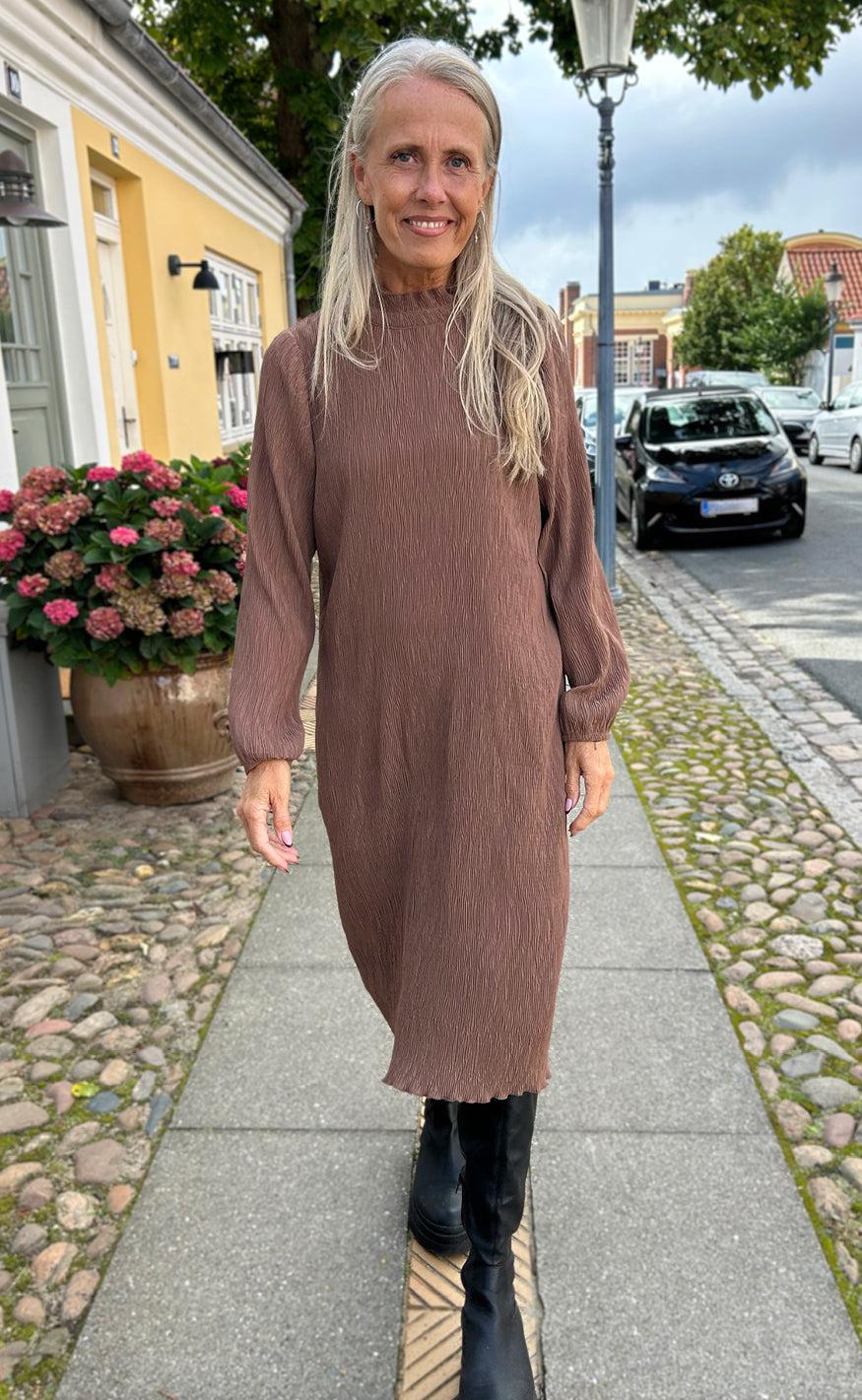 Say Ina Copenhagen Kjole Pernille Plisse Brown